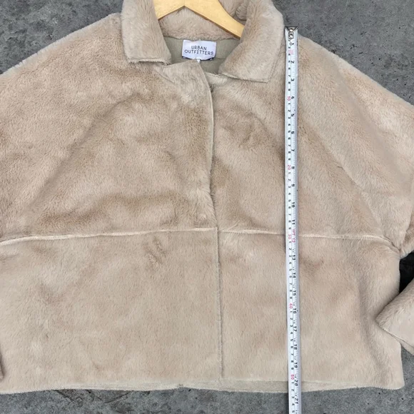 UO Felicity Reversible Women's Beige Faux Fur Jacket Cream Cropped Jacket - Picture 7 of 11